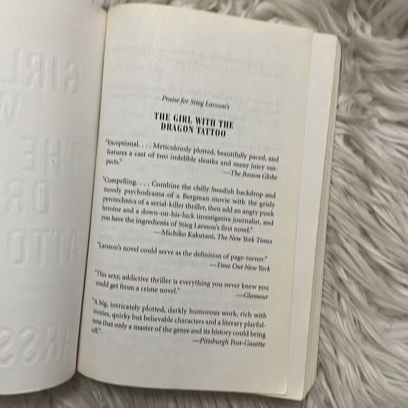 THE GIRL‎ WITH THE DRAGON TATTOO BY STIEG LARSSON - Picture 3 of 5